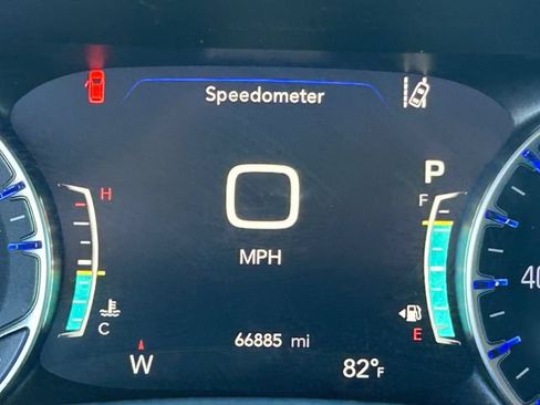 Used 2023 Chrysler Pacifica Touring-L FWD image 22