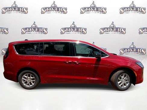 New 2027 Chrysler Pacifica Select FWD image 7