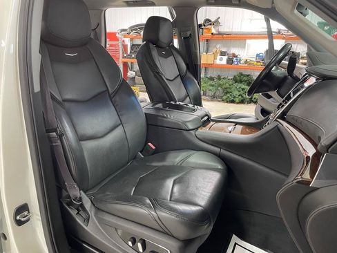 Used 2015 Cadillac Escalade Luxury AWD/4WD image 29