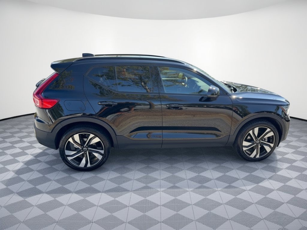 Used 2025 Volvo XC40 B5 Ultra AWD/4WD image 8