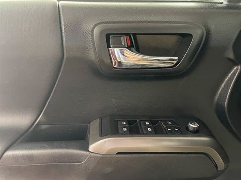 Used 2017 Toyota Tacoma TRD Off-Road w/ Premium & Technology Package AWD/4WD image 19