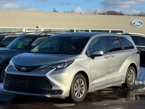 Used 2021 Toyota Sienna LE image 28