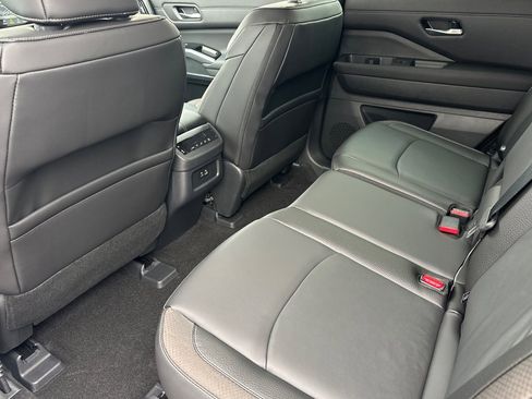 New 2025 Nissan Pathfinder SL image 14