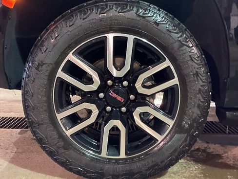 Used 2024 GMC Yukon AT4 w/ Technology Package image 10