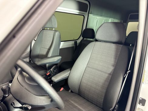 Used 2018 Mercedes-Benz Sprinter 2500 image 17