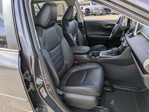 Used 2019 Toyota RAV4 Limited image 23