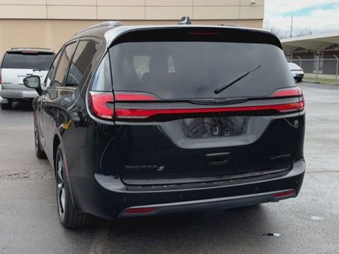 Used 2025 Chrysler Pacifica Limited image 8