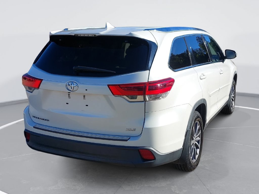 Used 2019 Toyota Highlander XLE FWD image 5
