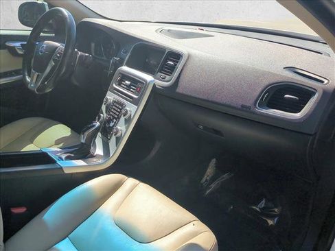 Used 2018 Volvo S60 T5 Inscription image 26