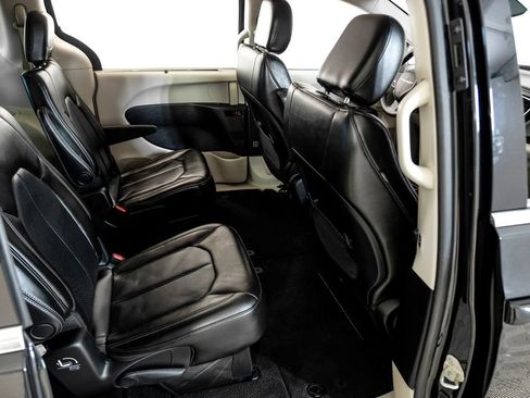 Used 2020 Chrysler Voyager Lxi image 35