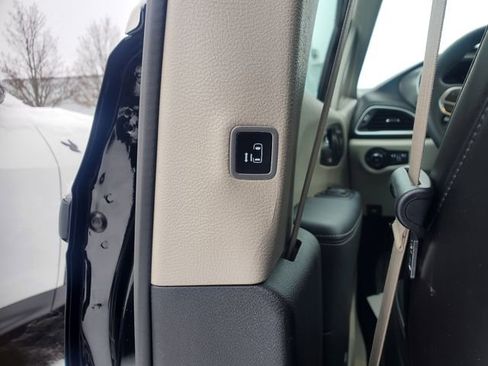 Certified 2024 Chrysler Pacifica Touring-L image 27