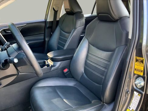 Used 2021 Toyota RAV4 XLE Premium FWD image 8