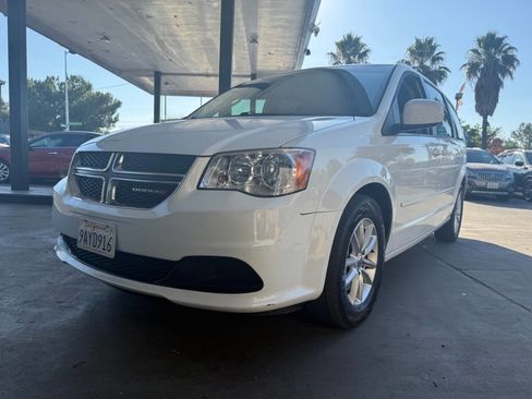 Used 2014 Dodge Grand Caravan SXT image 2