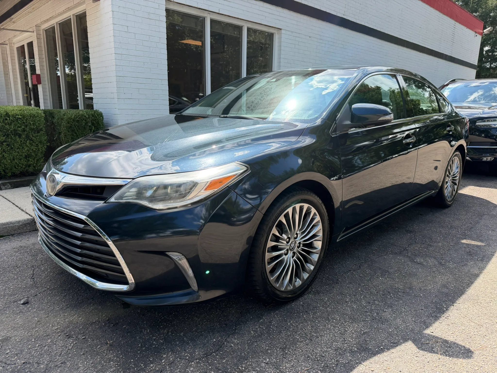 Used 2016 Toyota Avalon Limited w/ Toyota Safety Sense Package FWD image 2