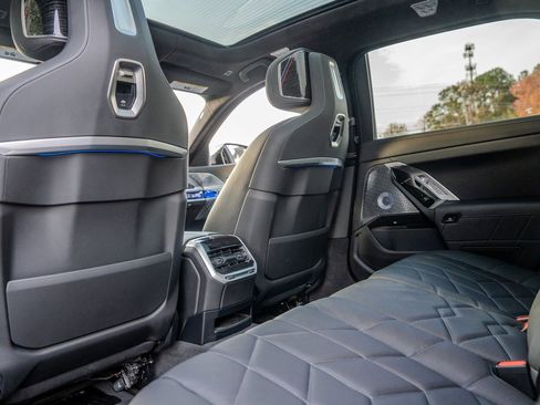 Used 2024 BMW i7 eDrive50 w/ M Sport Package image 21