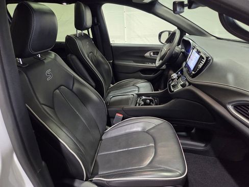 Certified 2025 Chrysler Pacifica Limited image 12