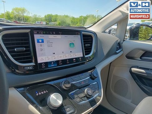 Used 2024 Chrysler Pacifica Touring-L FWD image 8