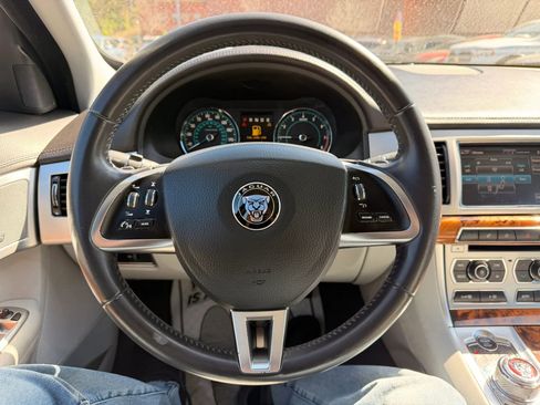 Used 2015 Jaguar XF Premium RWD image 12