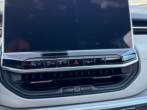 Used 2025 Jeep Compass Limited AWD/4WD image 17