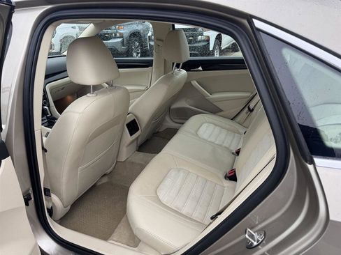Used 2015 Volkswagen Passat TDI SEL Premium image 4