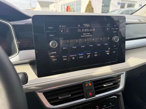 Certified 2025 Volkswagen Taos SE w/ Panoramic Sunroof Package image 19