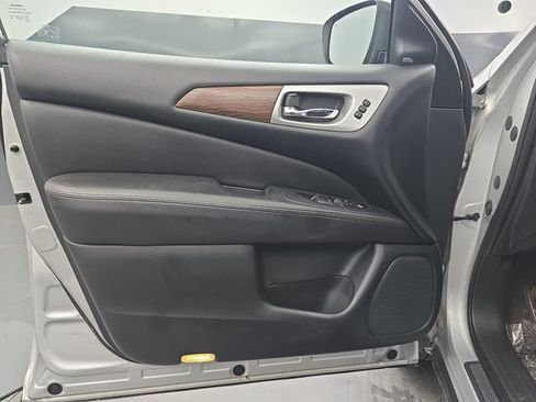 Used 2020 Nissan Pathfinder Platinum FWD image 25