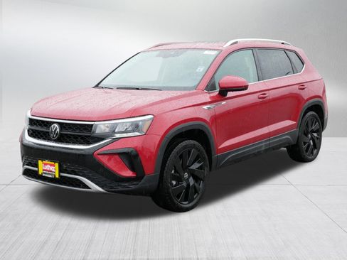 Used 2024 Volkswagen Taos SE w/ Panoramic Sunroof Package image 3