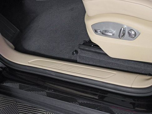 Certified 2025 Porsche Macan image 17