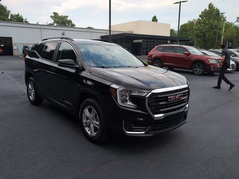 Used 2024 GMC Terrain SLE w/ Driver Convenience Package AWD/4WD image 2