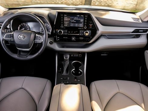 Used 2022 Toyota Highlander XLE image 5