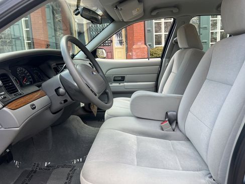 Used 2004 Ford Crown Victoria image 16