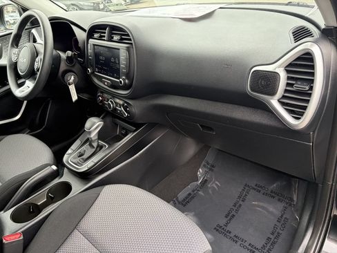 Used 2025 Kia Soul LX FWD image 17