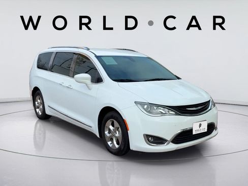 Used 2018 Chrysler Pacifica Touring-L FWD image 1