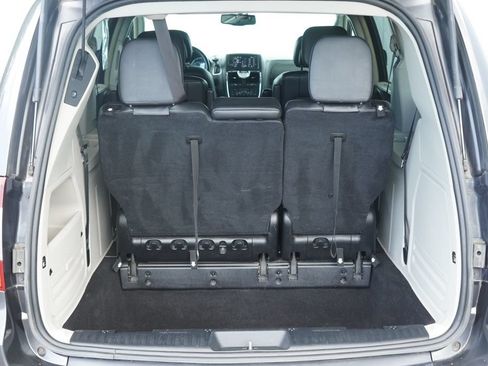 Used 2016 Chrysler Town & Country Touring-L FWD image 7