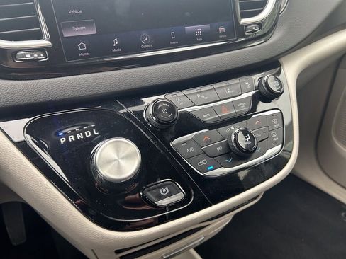 Used 2024 Chrysler Pacifica Touring-L FWD image 27