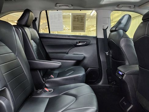 Used 2021 Toyota Highlander XLE image 21