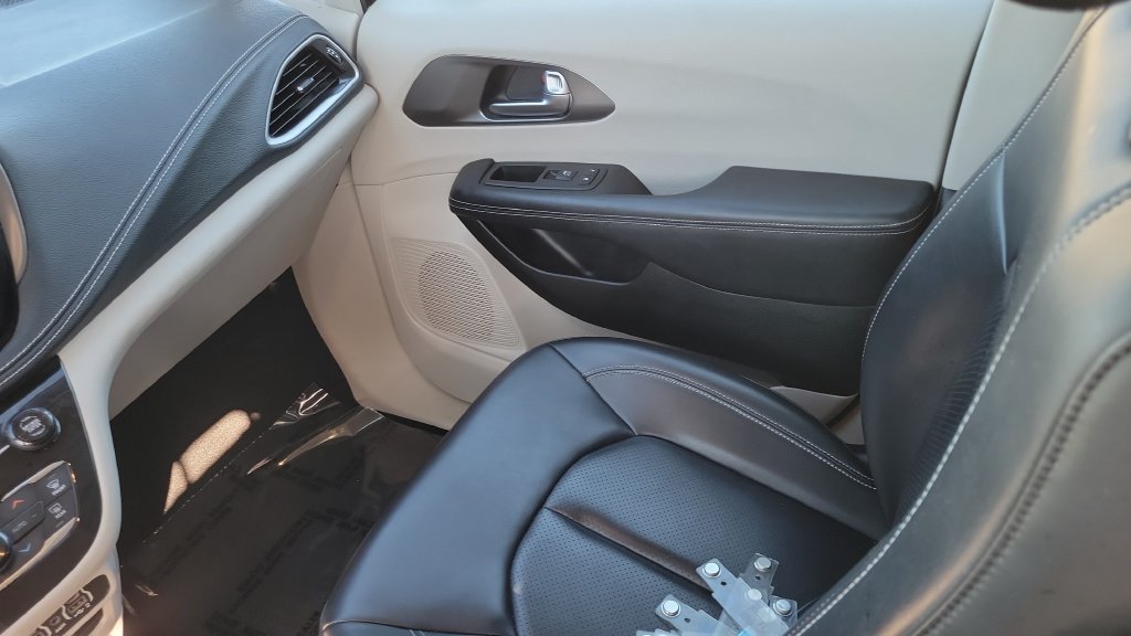 Used 2023 Chrysler Pacifica Touring-L FWD image 13