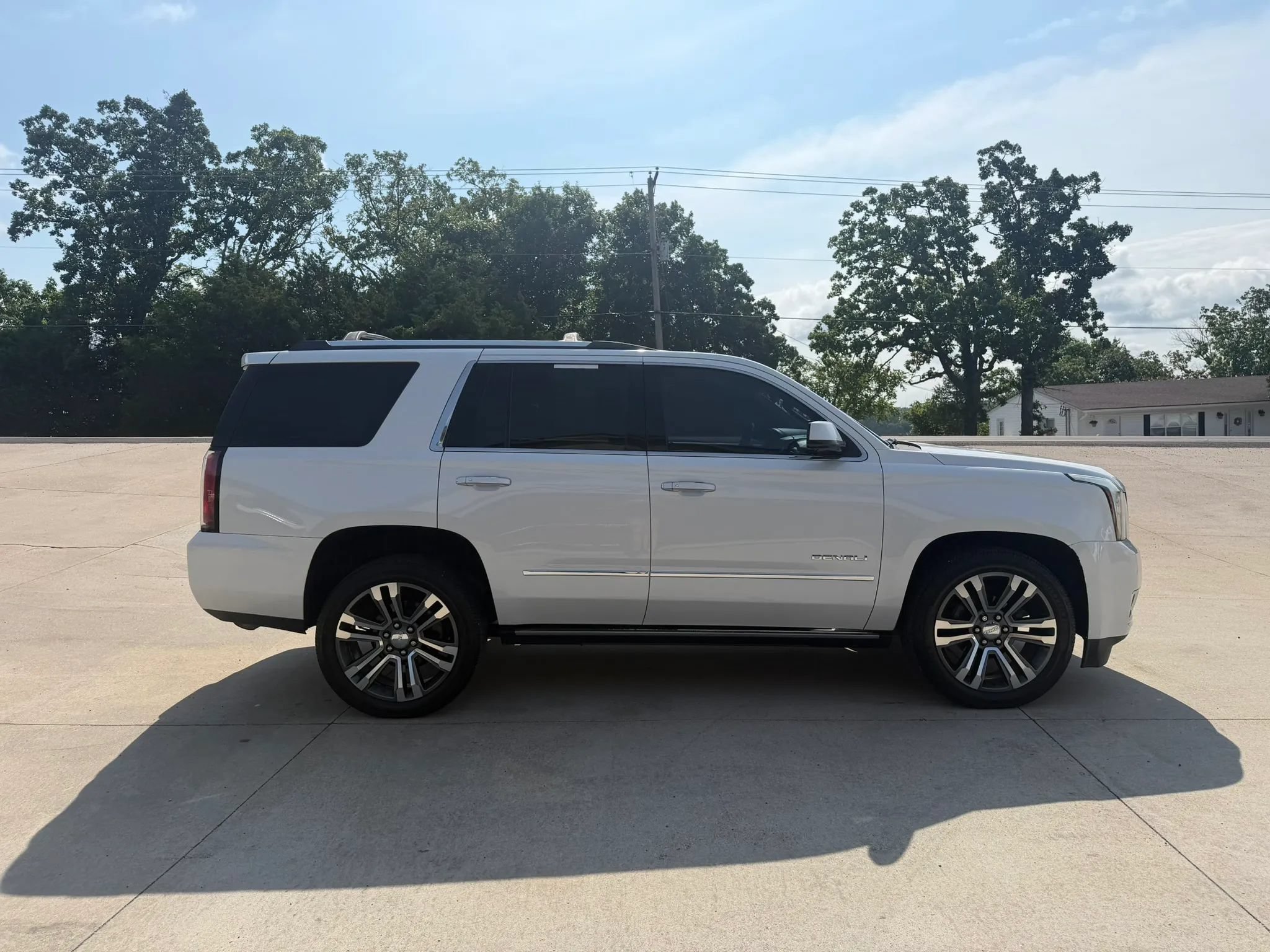 Used 2019 GMC Yukon Denali w/ Denali Ultimate Package AWD/4WD image 2