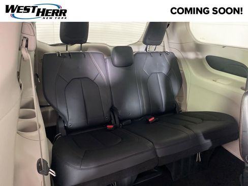 Used 2018 Chrysler Pacifica Touring-L image 16