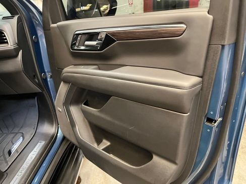 Used 2025 Chevrolet Tahoe LT w/ Comfort Package AWD/4WD image 35