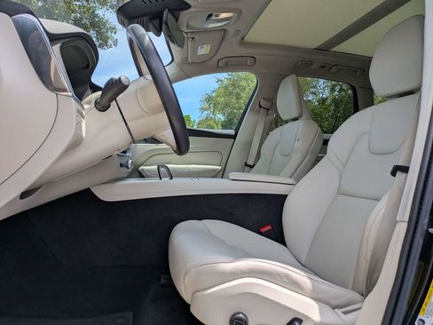 Certified 2022 Volvo XC60 B5 Momentum FWD image 2