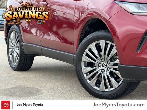 Used 2024 Toyota Venza Limited image 12