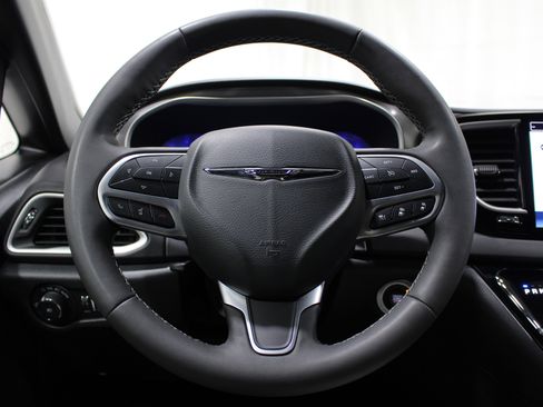 Used 2025 Chrysler Pacifica Select FWD image 10