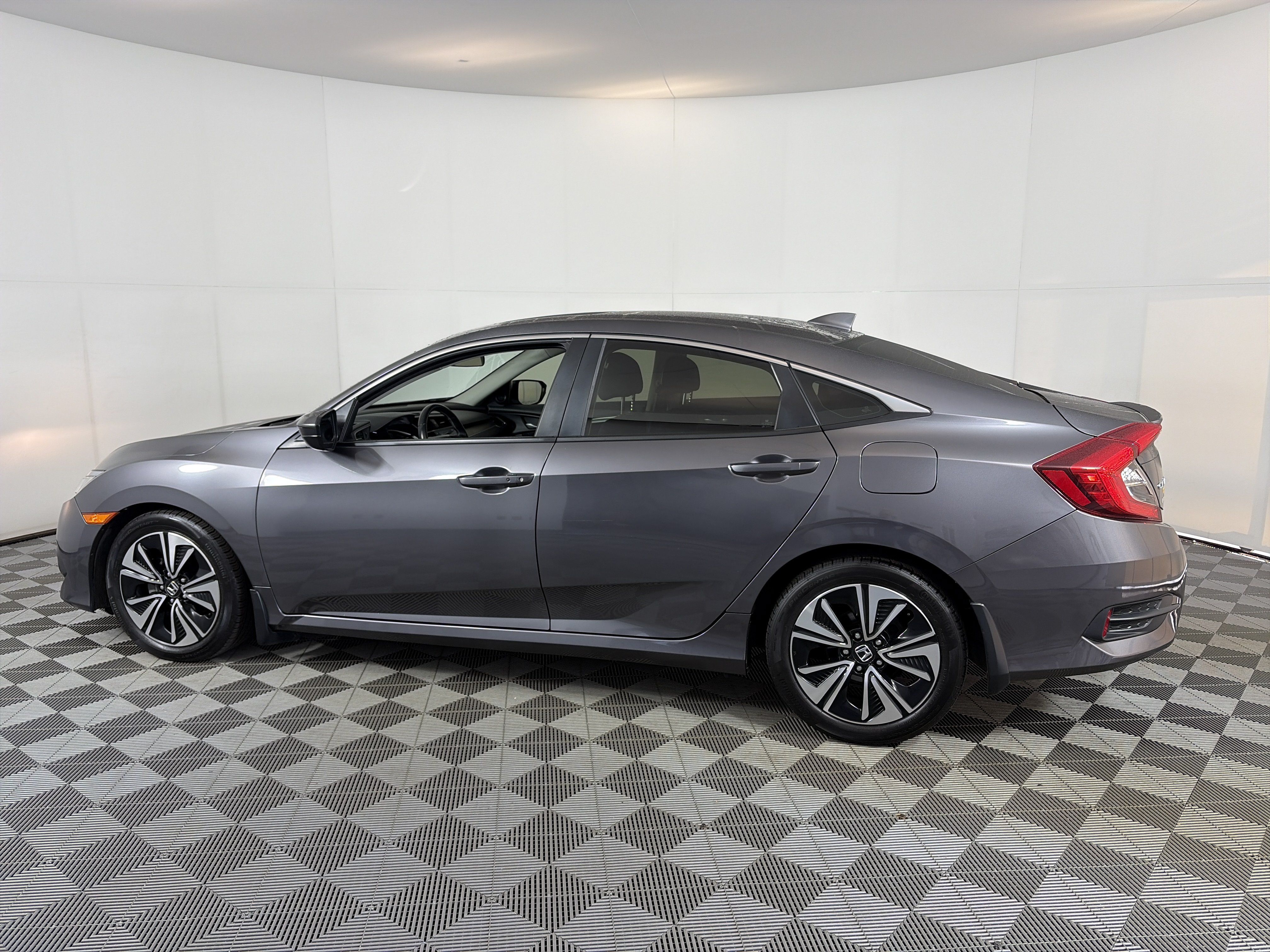 Used 2018 Honda Civic EX-T image 1