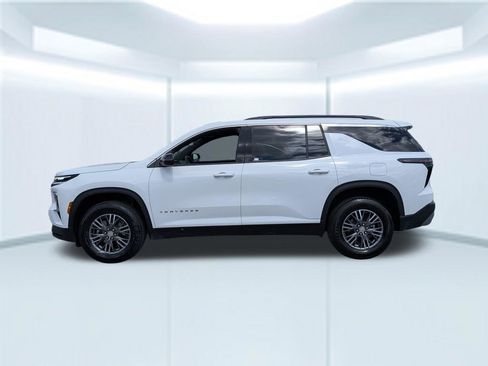 Used 2025 Chevrolet Traverse LT FWD image 2