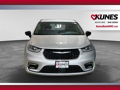 Used 2024 Chrysler Pacifica Touring-L FWD image 3