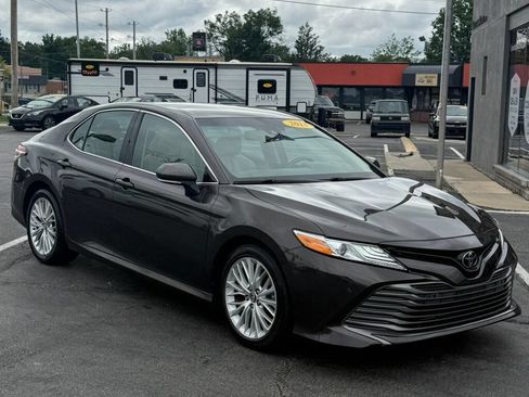 Used 2018 Toyota Camry XLE FWD image 2