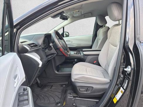 Used 2026 Toyota Sienna LE FWD image 17
