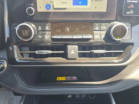 Used 2025 Toyota Highlander XLE FWD image 29