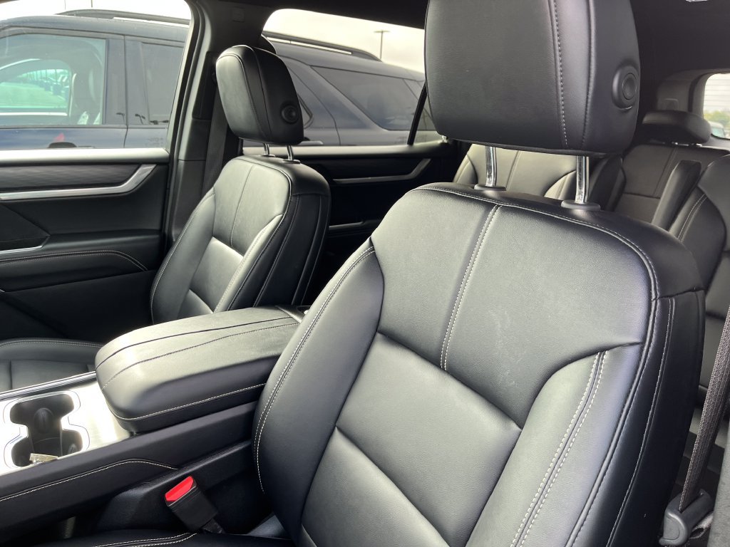 Used 2026 GMC Acadia Elevation w/ Elevation Premium Package FWD image 14